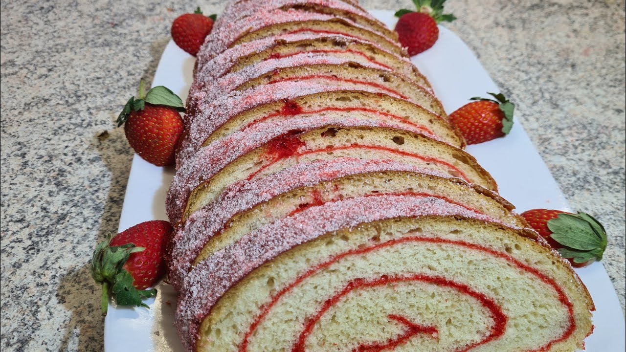 Colombian Pan con brevas y arequipe. pan Rojo de Dulce o Brazo de Reina