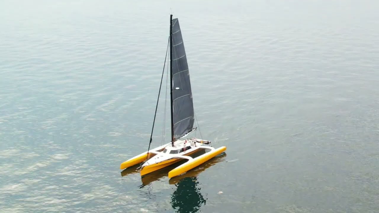 呉市御手洗沖にやって来たトリマランヨット2024/10/14 Sailing La Vagabonde