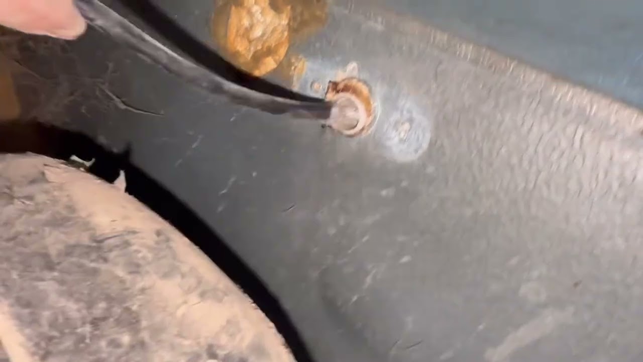 وداعاً لتنقيط المياه داخل الثلاجة! 💧 طريقة تسليك صرف الثلاجة بنفسك وحل مشكلة ضعف التبريد