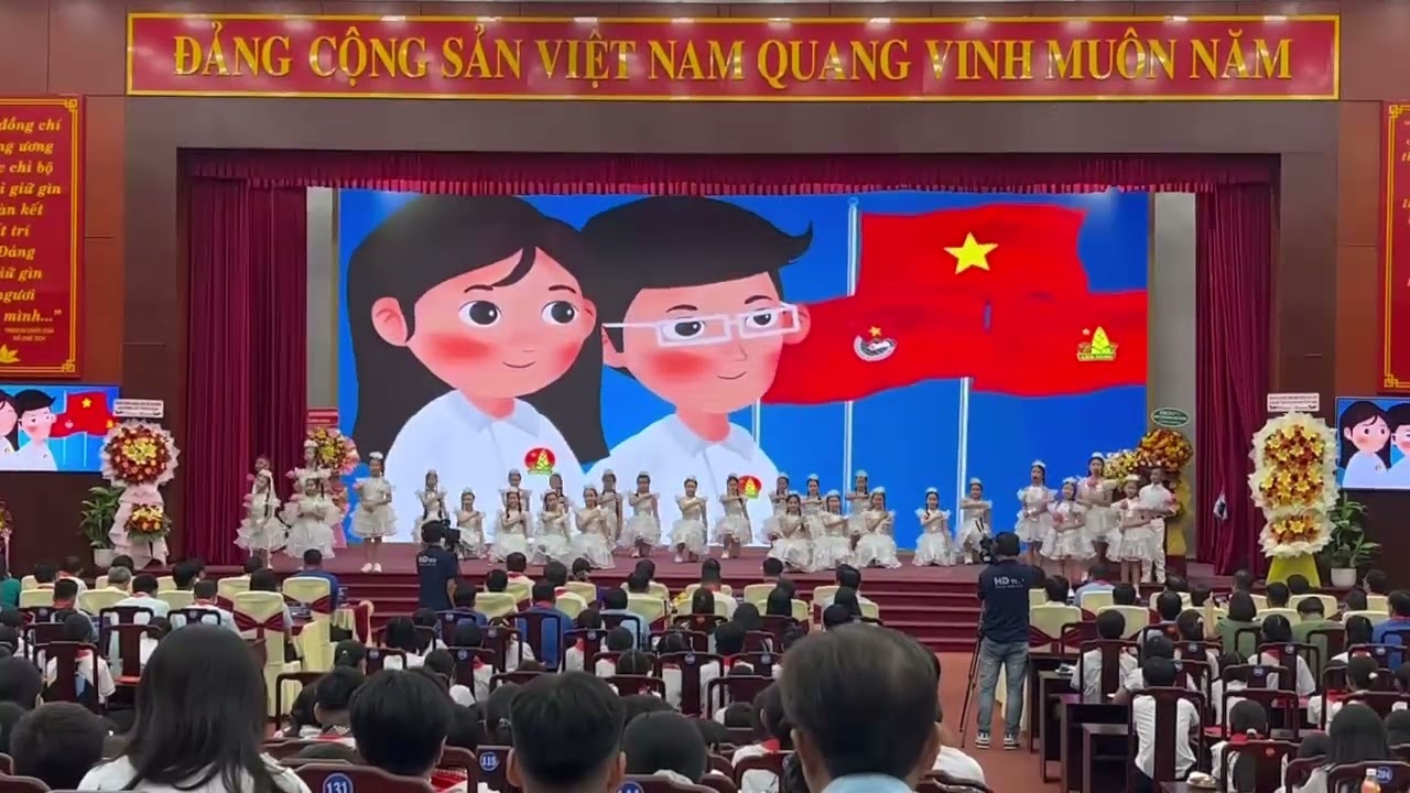 Em là mầm non của Đảng