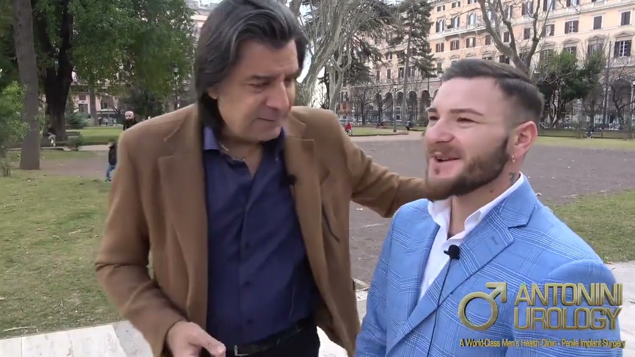 Enrico Gravina, spiega la protesi peniena idraulica ad un paziente - Antonini Urology