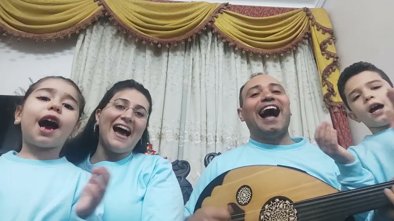 المرنم مخلص ورد واسرته ترنم في رأس السنه(سنين وسنين بتعدي)
