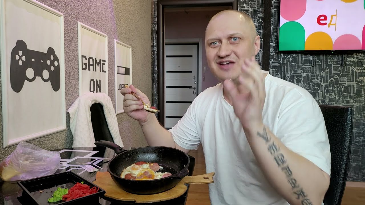МУГБАНГ - ЖАРЕНАЯ ЯИЧНИЦА С КАЛБАСОЙ ВАСАБИ И ИМБИРЁМ 🙏🍳