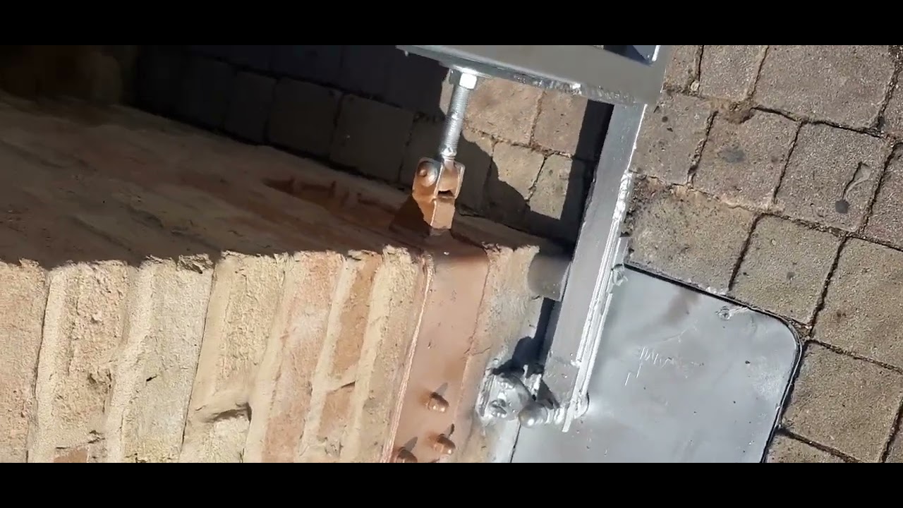 Cancello automatico con cerniere speciali.