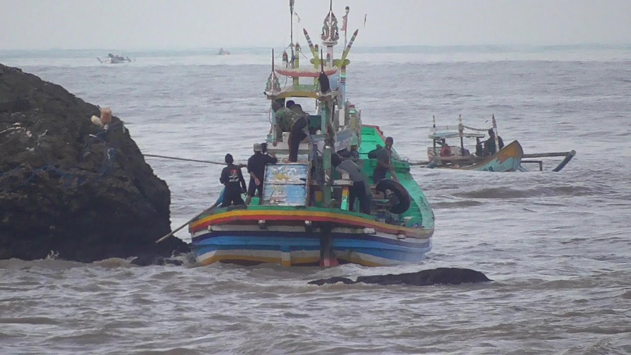 ACCIDENT, CRASH, COLLISION, SCARY: THESE ARE THE CRITICAL MOMENTS IN THE PUGER  BEACH RISK ZONE