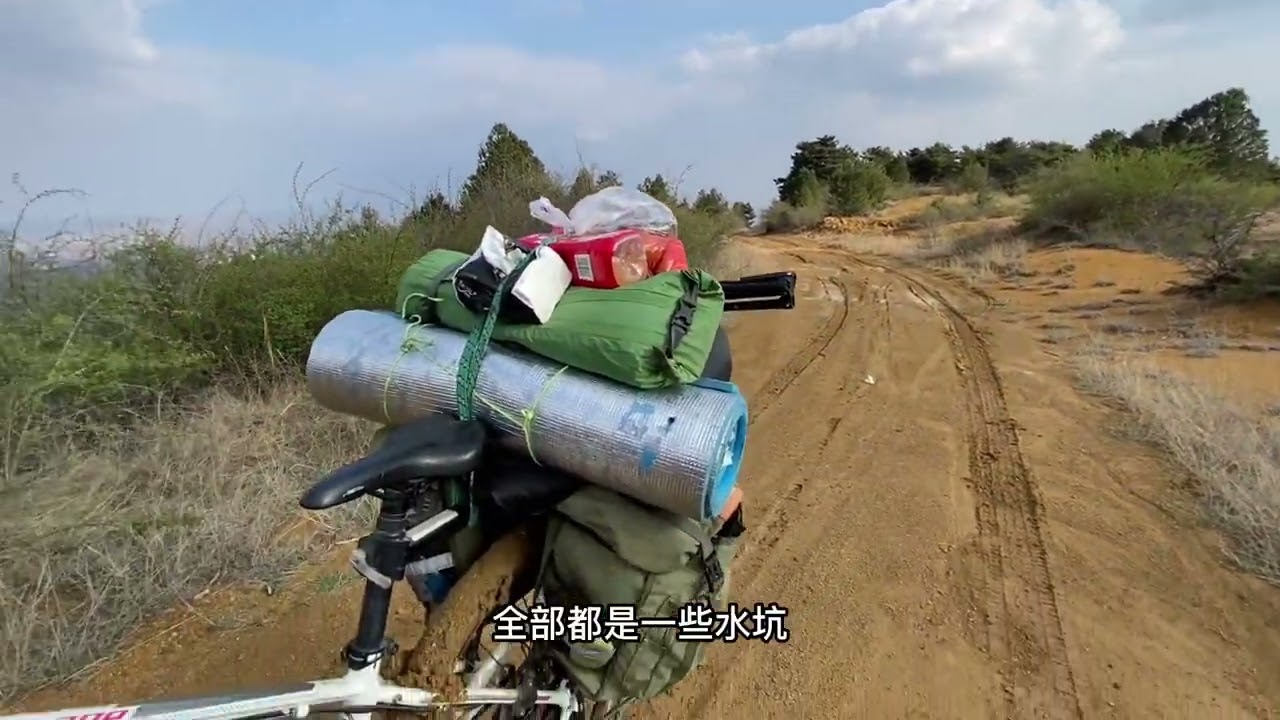 小伙骑行黄土高原，偶遇荒废多年无人村，独自露宿在胆战心惊地方#骑行 #穷游 #无人村