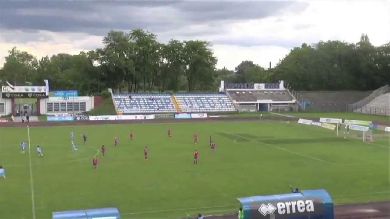Fu&szlig;ballerin trifft beim Spielanpfiff