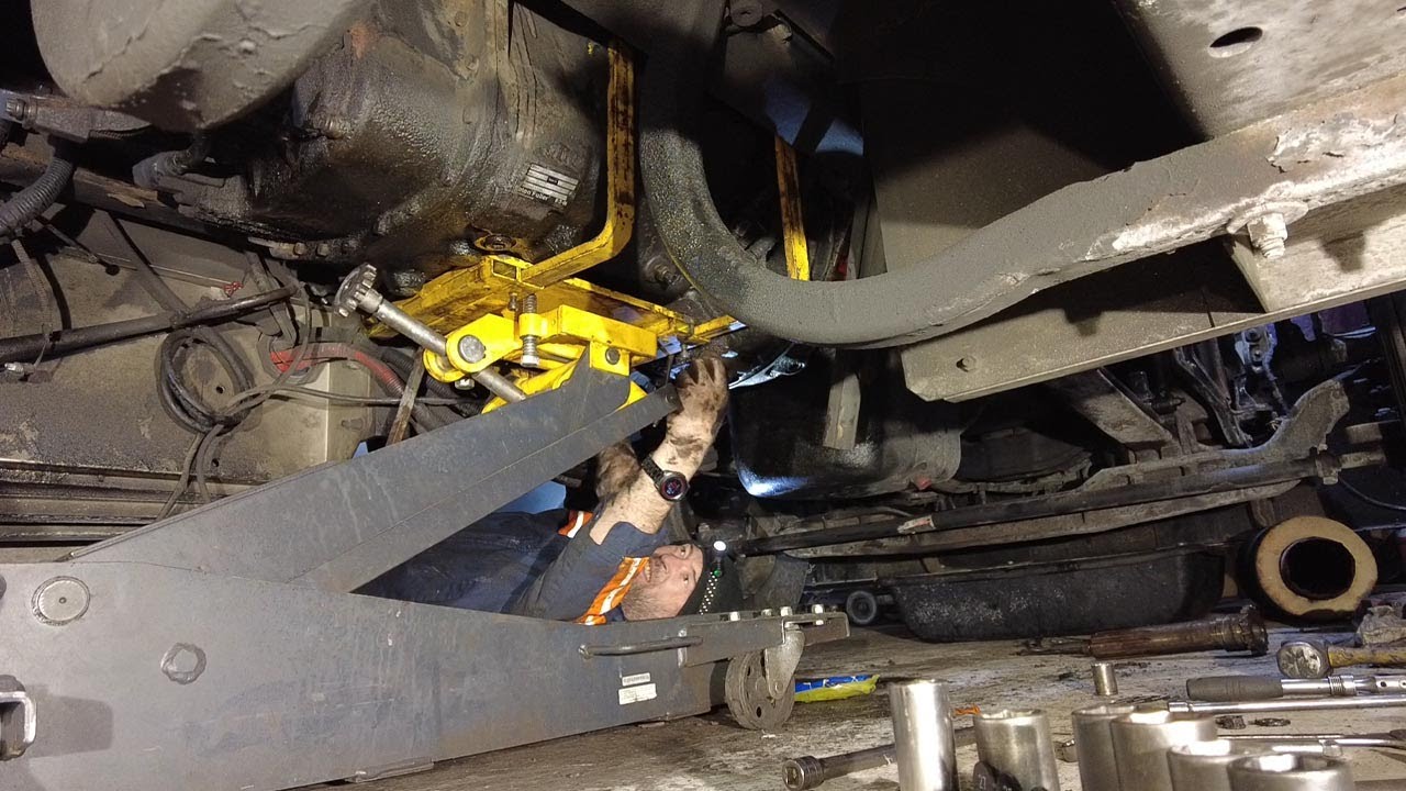 Установка КПП и замена вкладышей ДВС Cummins ISX 2007. Peterbilt 389