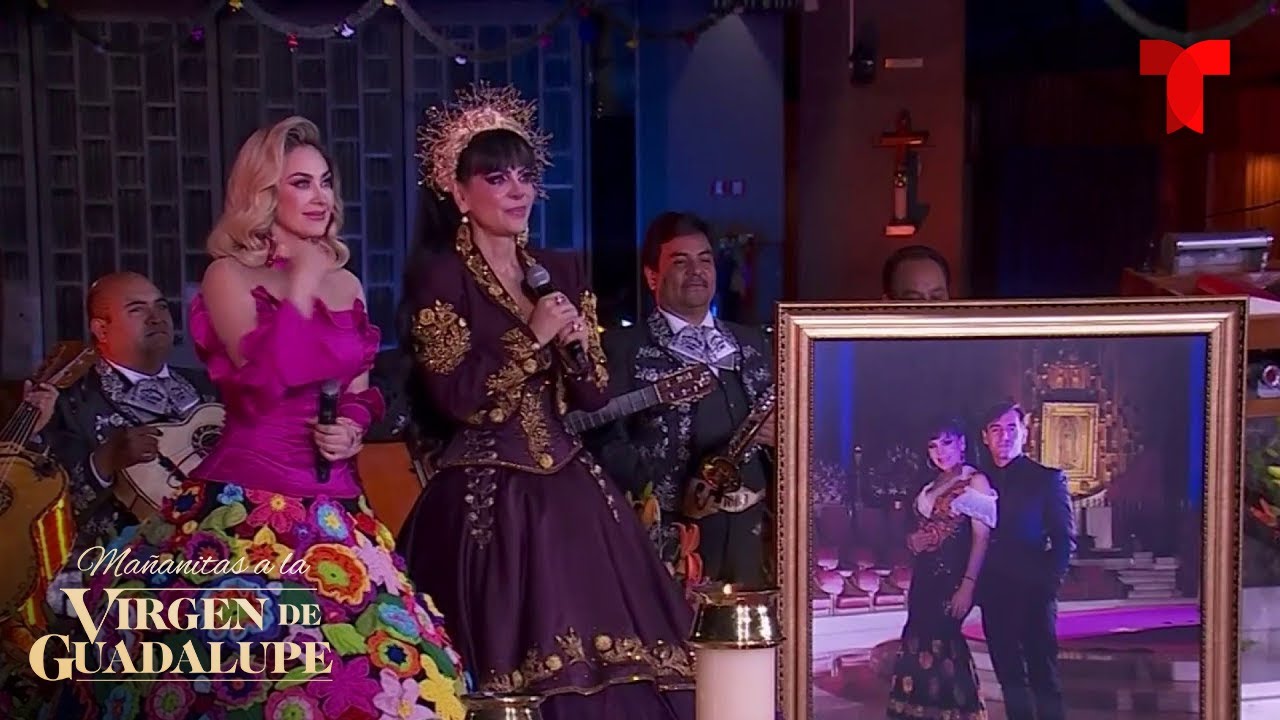 Aracely Arámbula le regala a Maribel Guardia una foto de Julián Figueroa | Telemundo