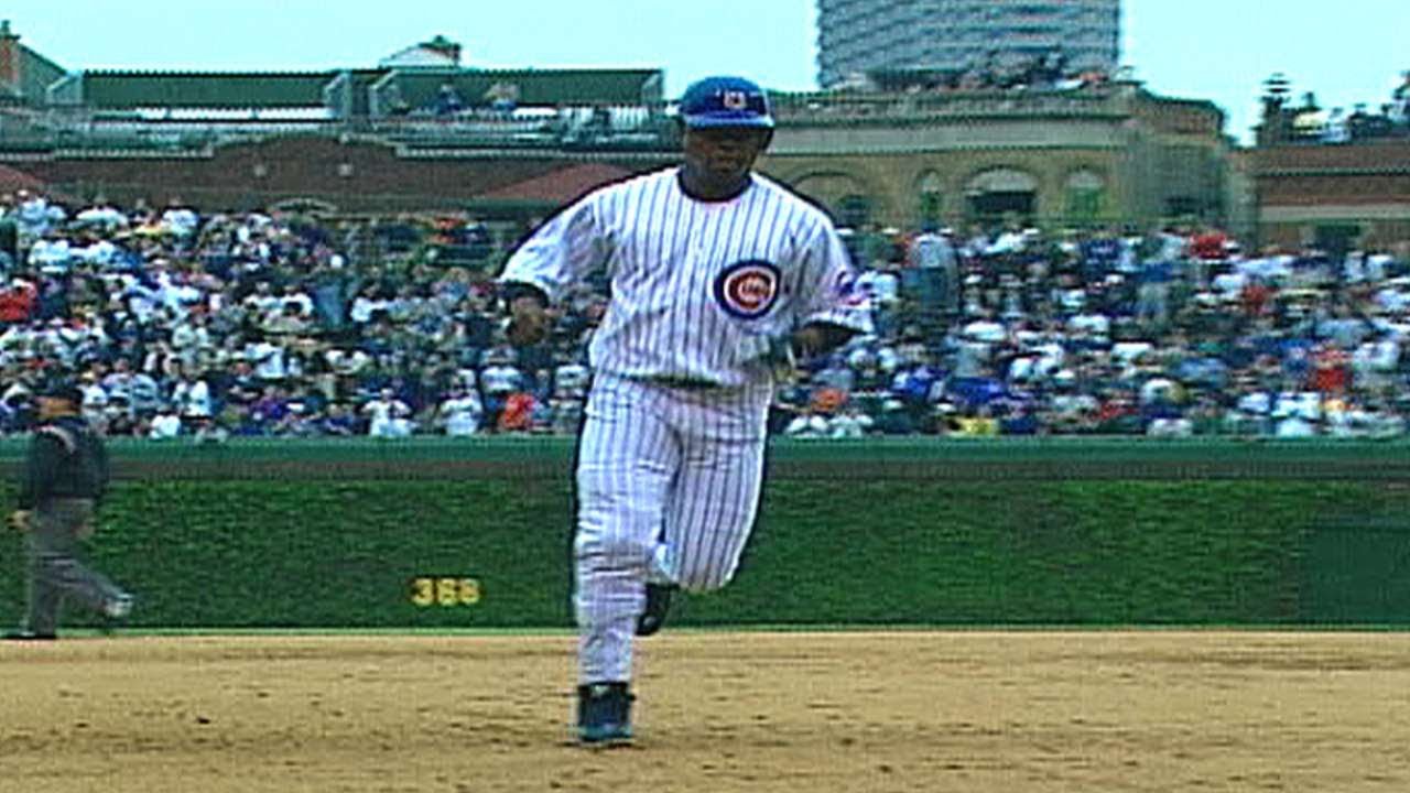MIL@CHC: Hill's blast hits Wrigleyville rooftop