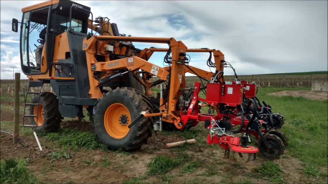 Pellenc TR3 with 2 ID David Vineyard Weeders