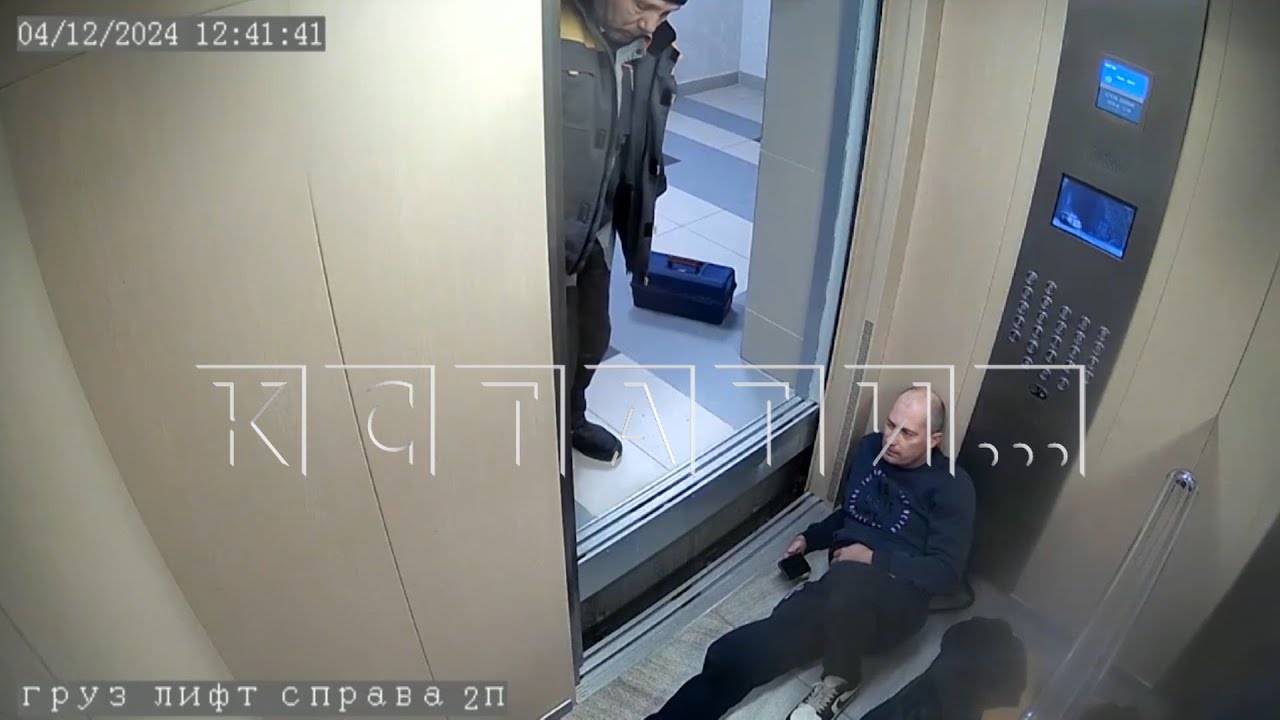 Из за аварийной остановки лифта, который пострадавший считает падением, пассажир получил травму