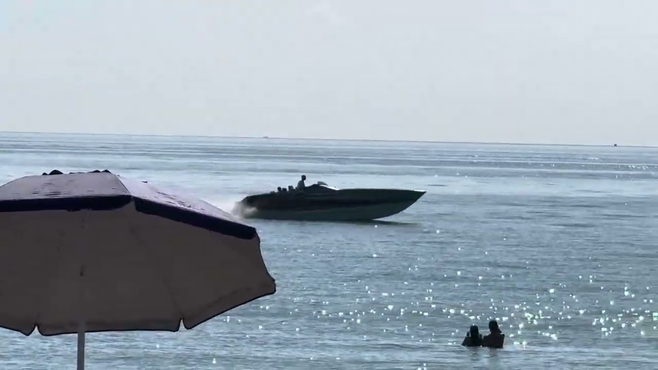 Lancha r&aacute;pida, navegando frente a la playa.24/5/2025.miami Florida.