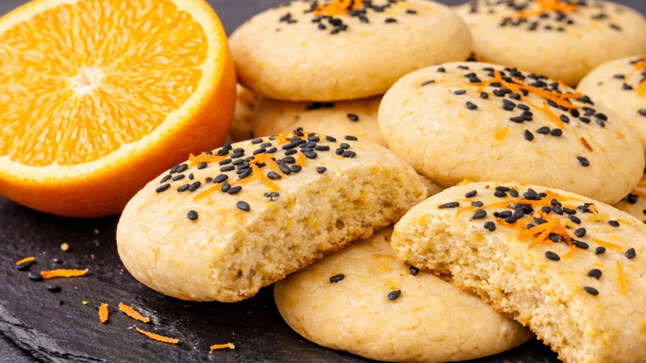 Biscotti all’arancia morbidi 🍊 vegani con semi di sesamo – Senza burro e uova