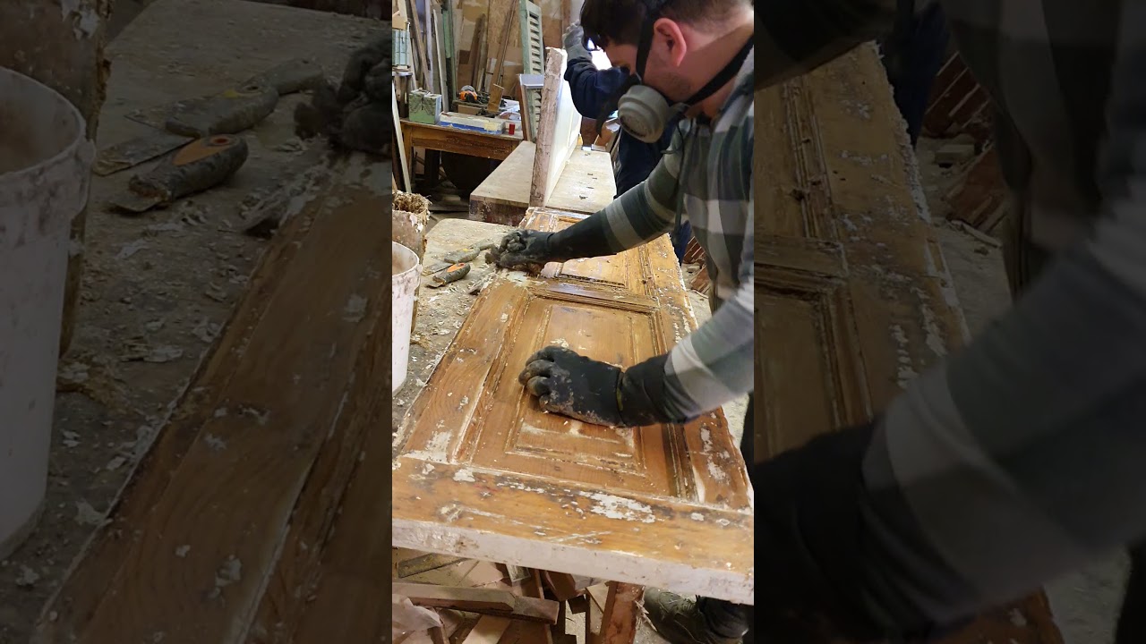 Sverniciatura di una porta in time-lapse