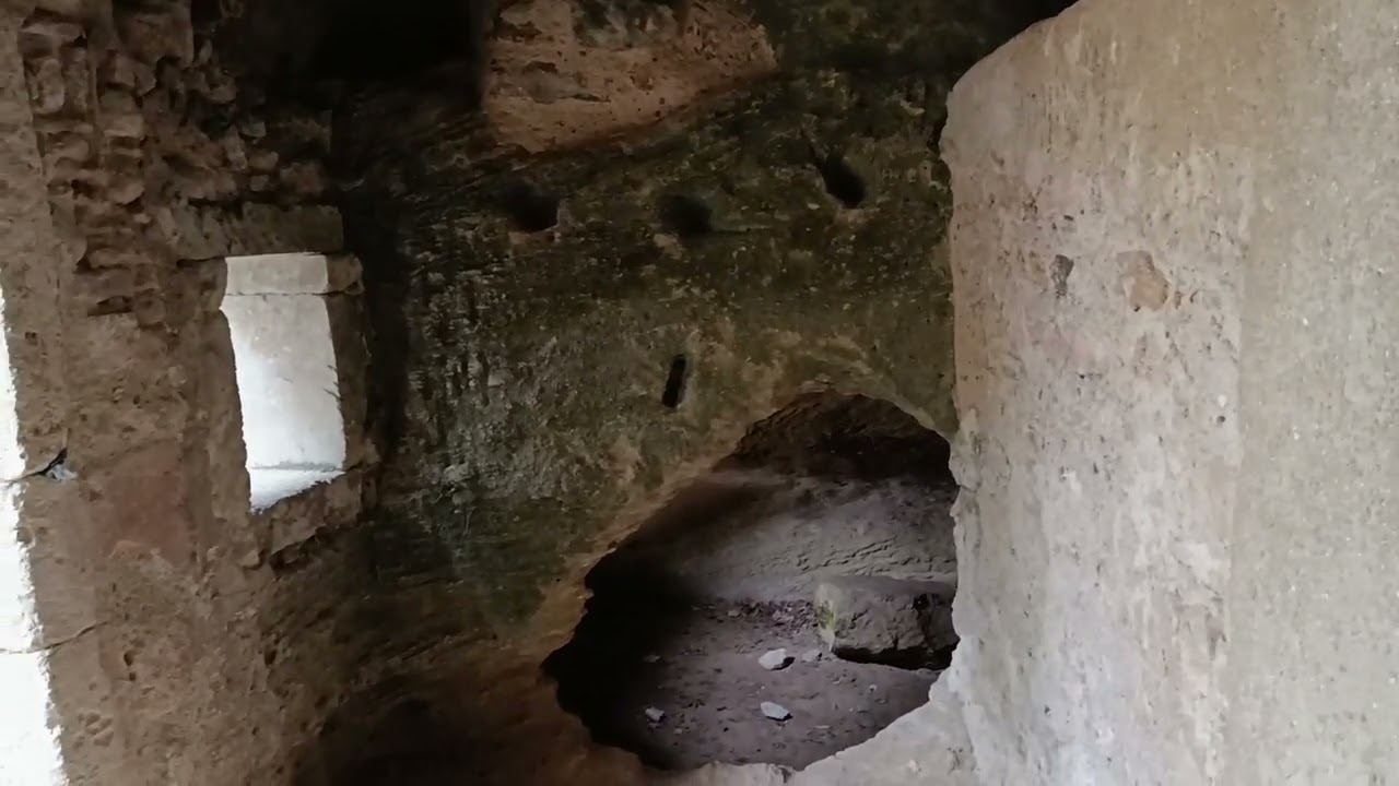 Balade sur le Village troglodyte de BARRY BOLLENE, une remontée dans le temps...