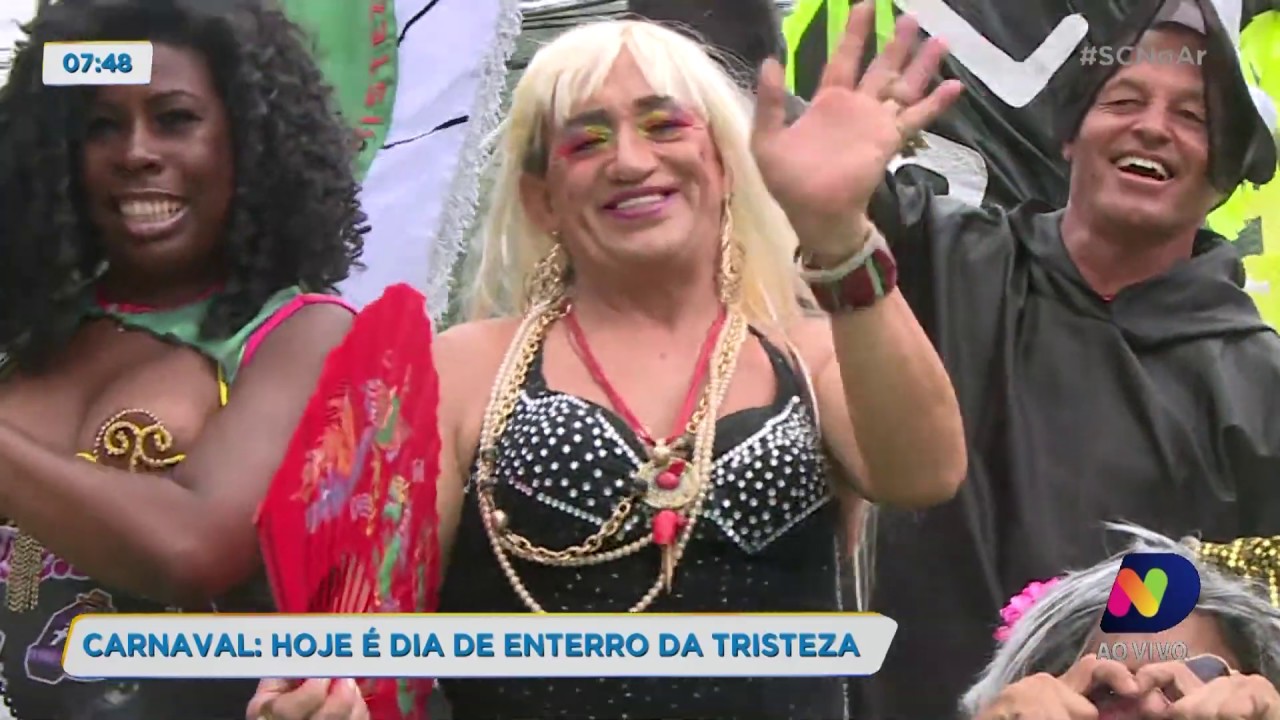 Carnaval: quinta-feira de festa no Enterro da Tristeza em Florianópolis