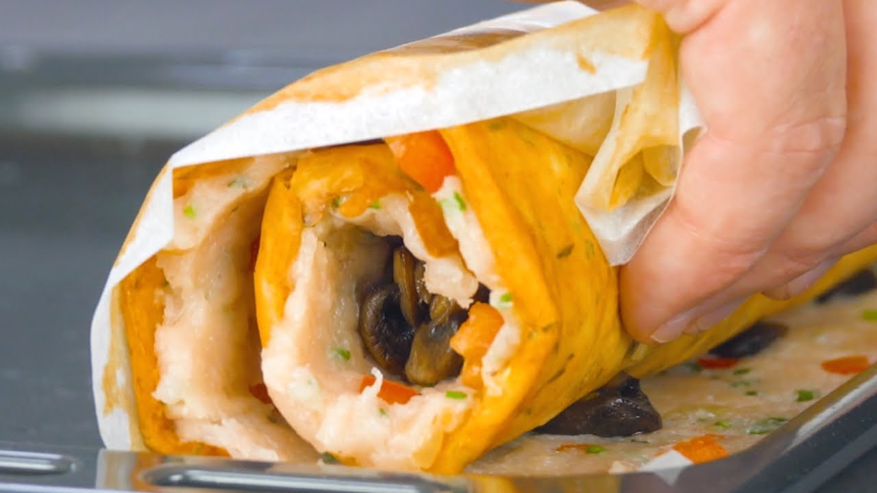 Embrulhe tudo com papel manteiga e espere 50 minutos. Vai ser o seu rocambole preferido!