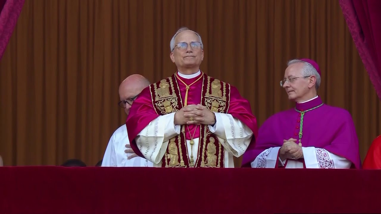 La prima apparizione e le prime parole del nuovo Papa Leone XIV