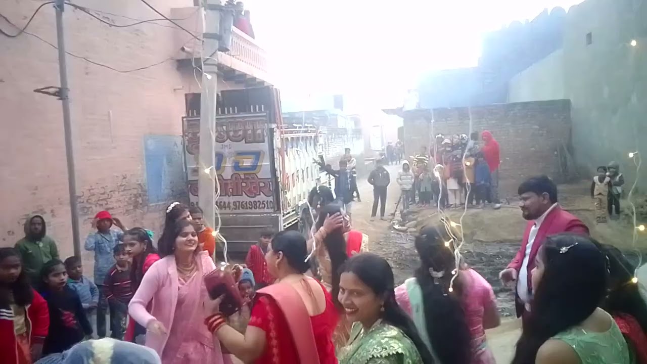 गांव बमोती में डीजे पर डांस करते हुए