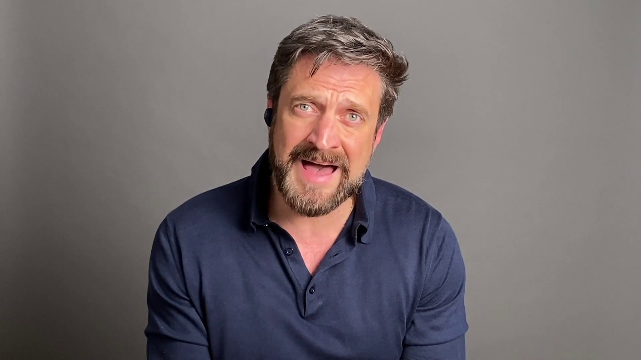 Raul Esparza Sings 