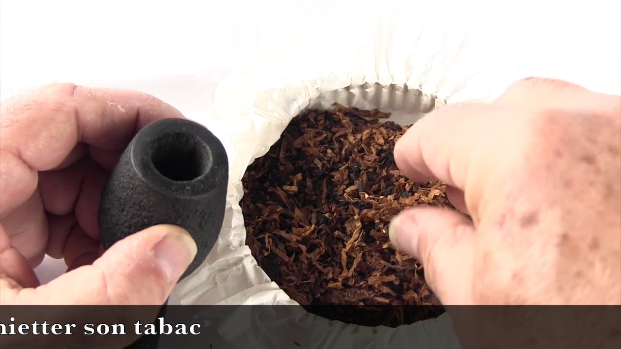 Fumer la pipe: le bourrage ou comment remplir sa pipe de tabac.