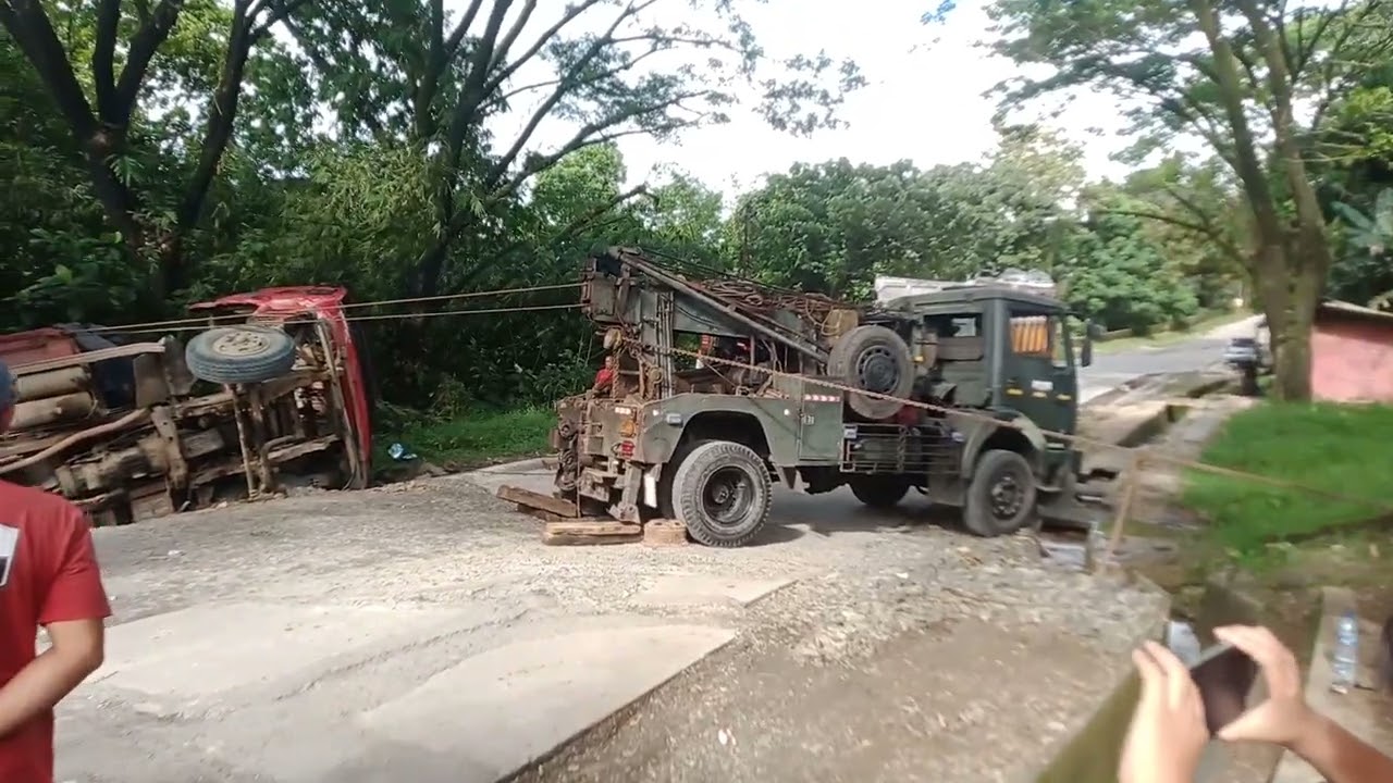 Nonton lagi evakuasi truk yang terguling di tanjakan poponcol karena rem blong 
