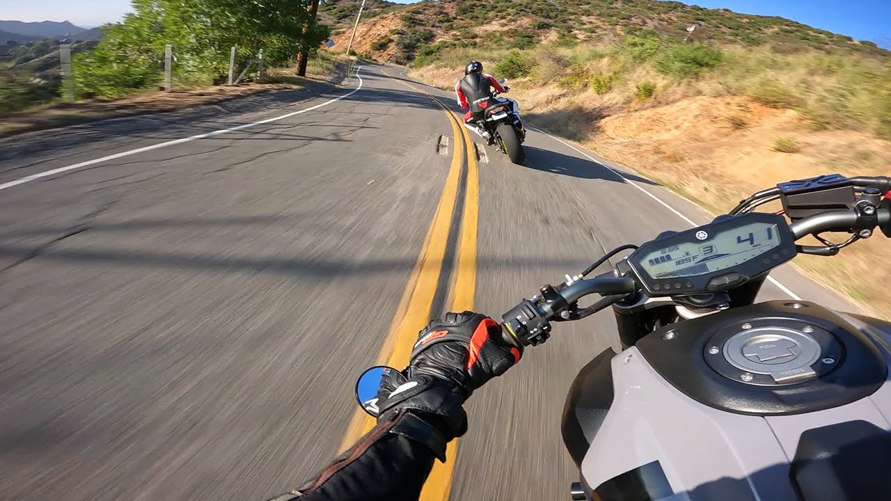 Yamaha Fz-07 With Ohlins and Full Exhaust Chasing a Fz-10