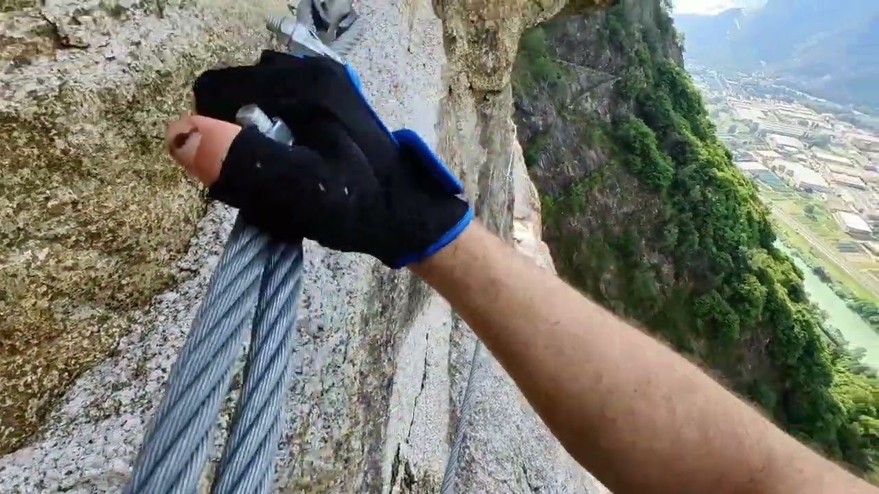 Journey - Don't Stop Believin' - Ferrata del Montorfano - Primo ponte tibetano e inizio traverso.