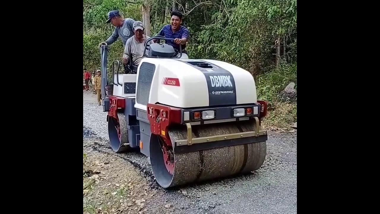 Melihat Langsung Proses Pengerjaan Jalan Lapen (Lapisan Penetrasi)