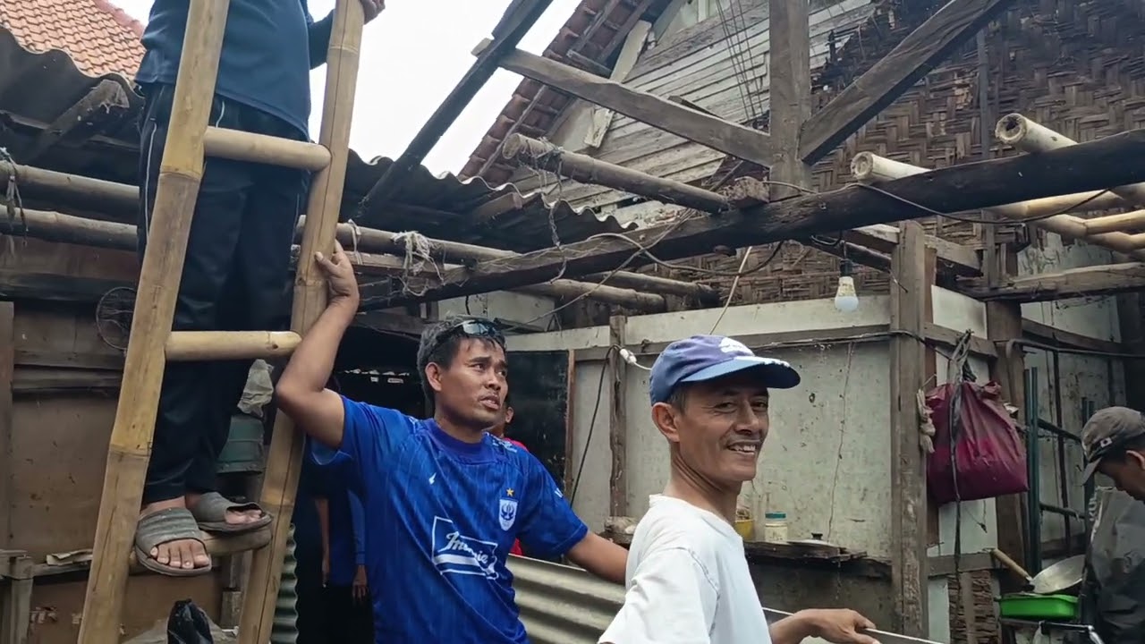 Gotong royong rehab dapur warga yang hampir roboh