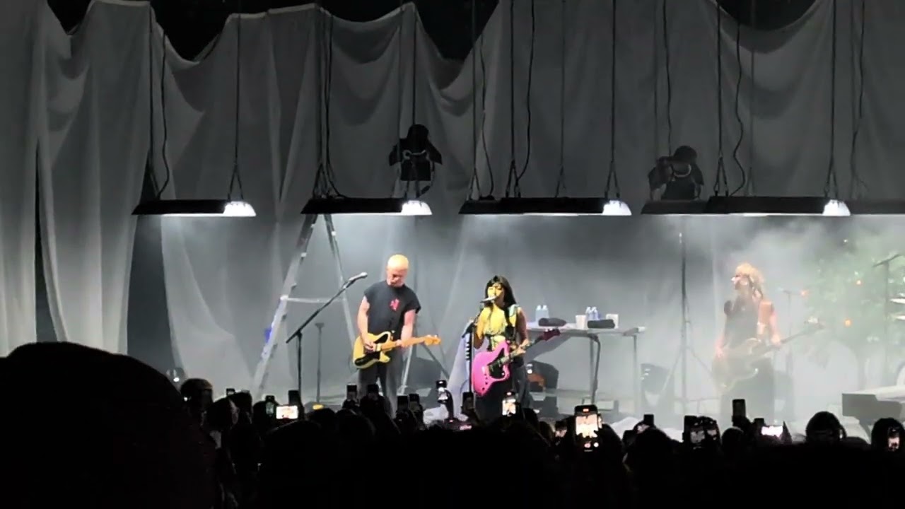 beabadoobee - California / Talk (Live @ LA 2024-09-28)