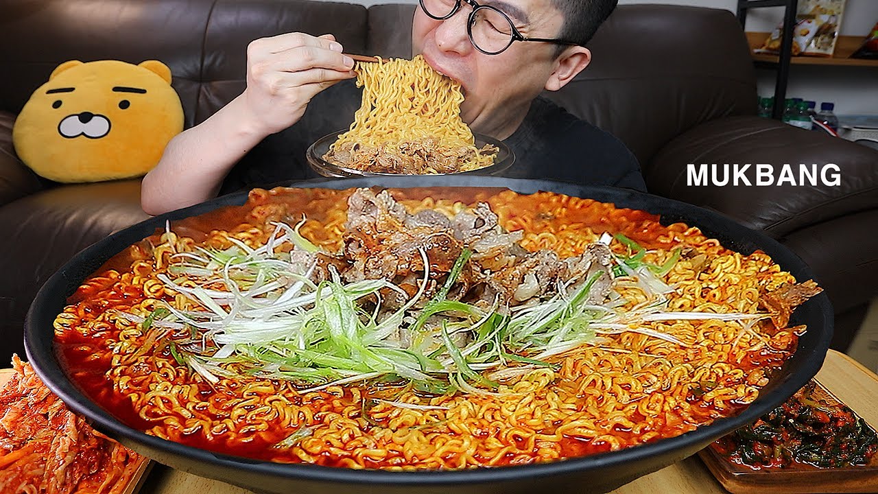 ASMR MUKBANGㅣHOT SPICY INSTANT NOODLES With BEEF & KIMCHIㅣEATING SHOW