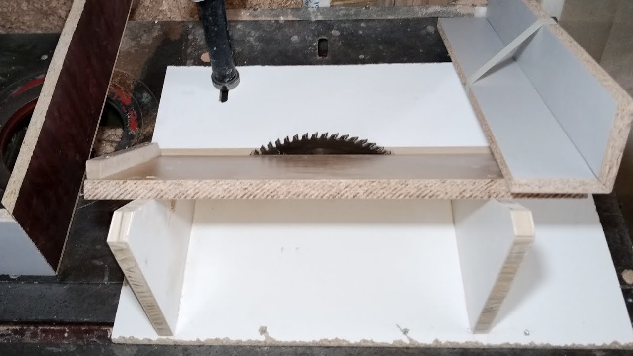 فكرة تقطيع الخشب درجة 45 في منشار الطاوله الغير مائل carpentry workshop ideas