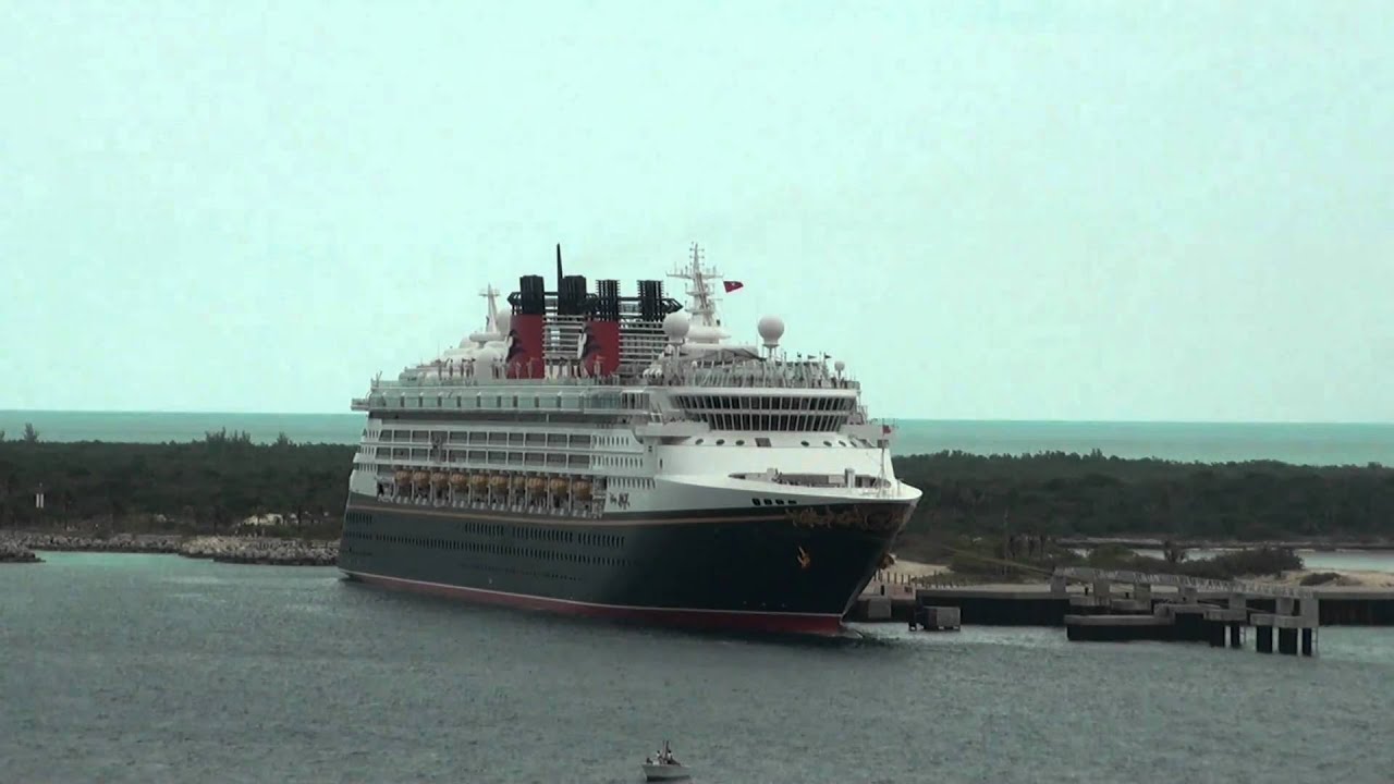 Disney Dream vs Disney Magic - Battle of the Horns