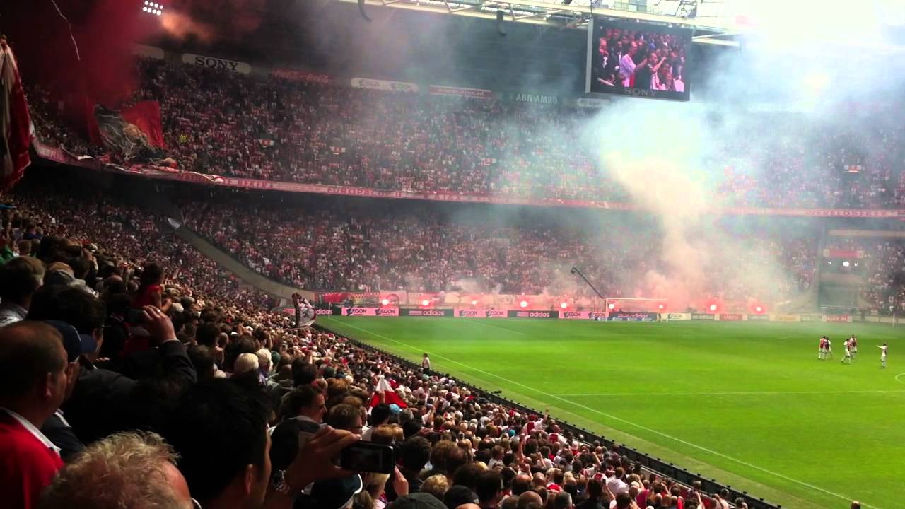 Ajax-Twente kampioenen opkomst met clublied