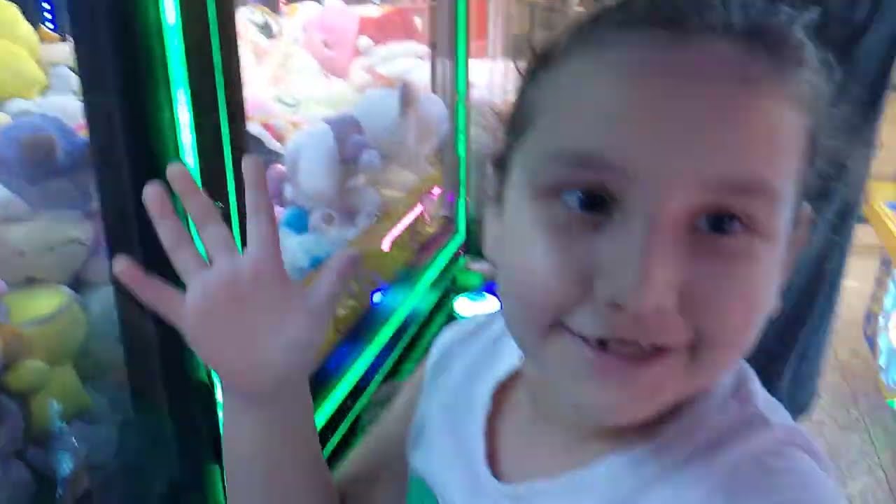 Desafio na máquina de pelúcia com meu pai será que ele consegue pega uma pelúcia 🧸.