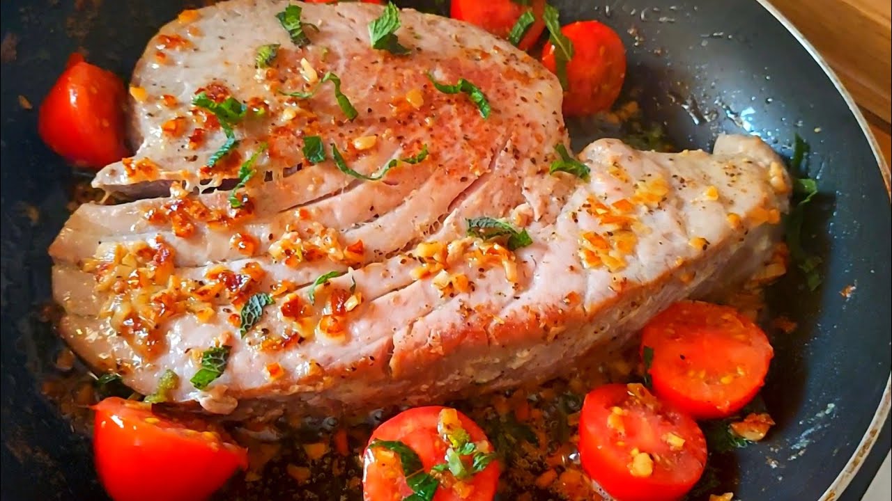 Tuna Steak with Lemon, Butter & Garlic Sauce สเต็กทูน่าสด ซอสมะนาวเหลือง