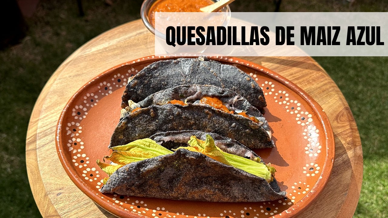 Quesadillas de maíz azul con huitlacoche y flor de calabaza 🌽 | salsa de chile morita
