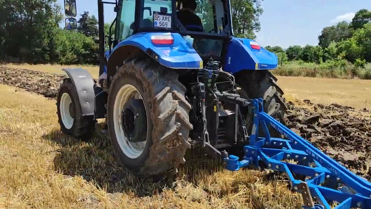 New Holland tr5-110 &uuml;nl&uuml; 6 li pulluk anız s&uuml;r&uuml;m&uuml;..tarla  kuru pulluk zor batiyor