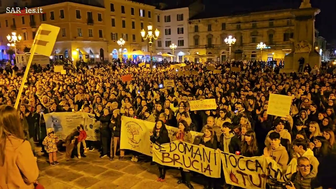 24 novembre 2023 - A Sassari fiaccolata contro la violenza sulle donne
