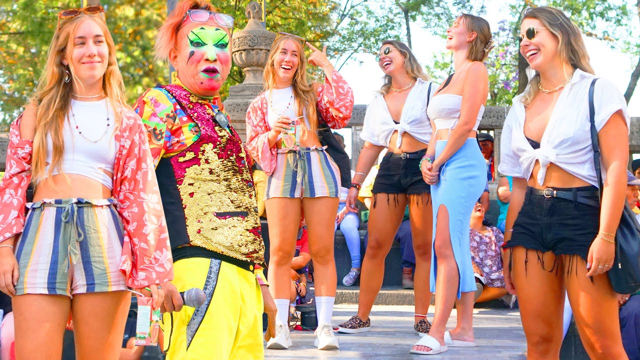 PIKOLIN 🤡 | ‼️BRASILEÑA🇧🇷 y ALEMANA🇩🇪 CONQUISTAN la PLAZA‼️🤩 |  @Producciones Jhenuamn  ​