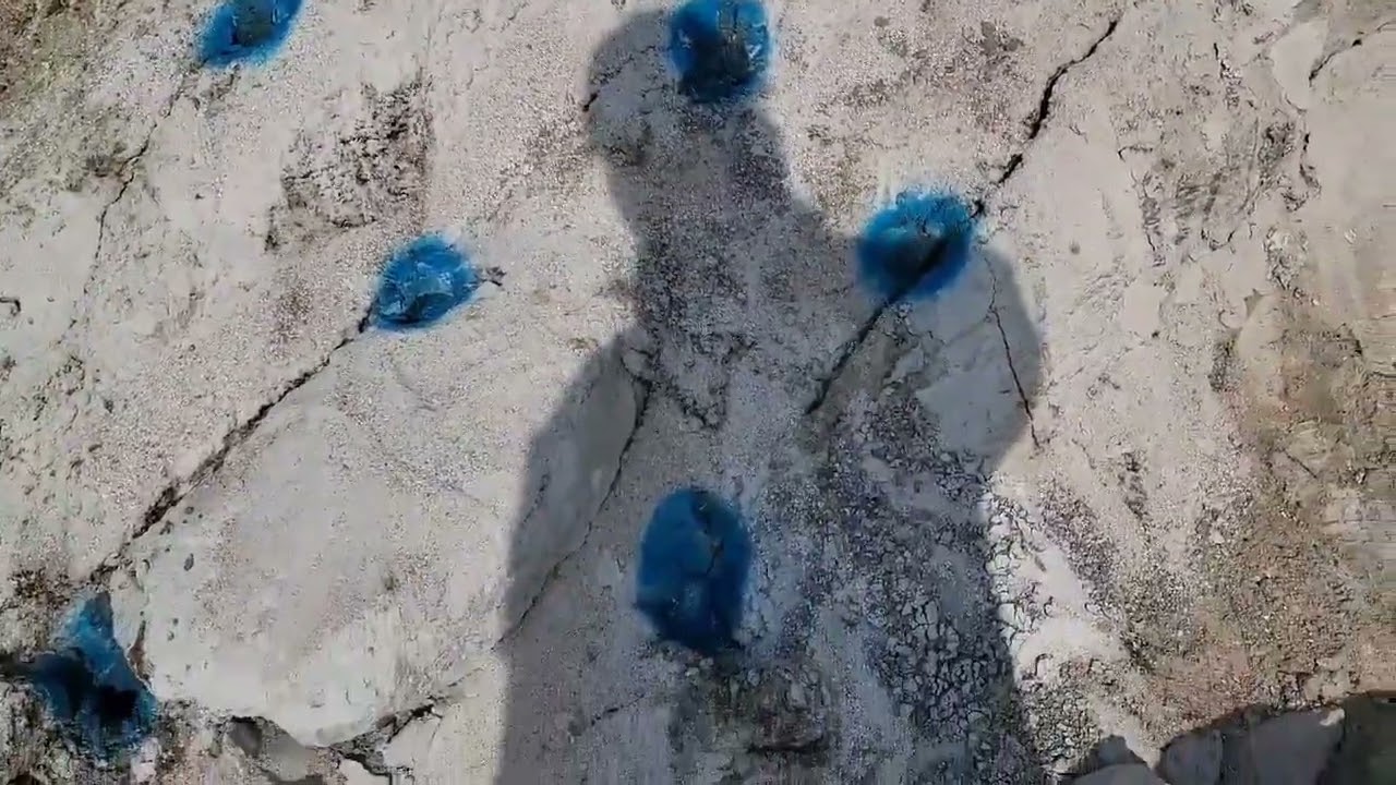 한번에 깊이 3m씩 도심지에서 미진동발파 보다 빠르게 암반굴착 파쇄하는 공법 유석토건주식회사 010-8878-6627 #팽창성몰탈 #비폭성파쇄제 #비폭성암파쇄공법 #무진동암파쇄공법