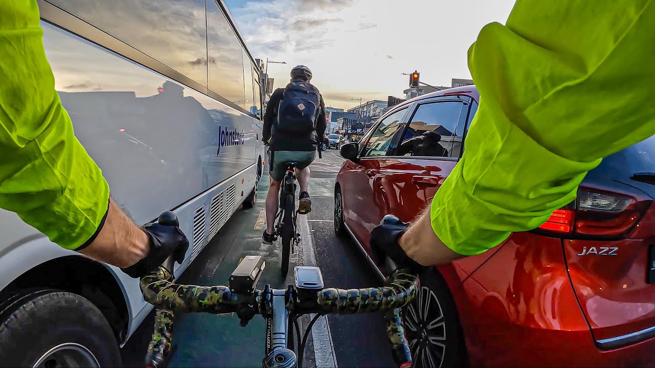 Full #POV bike commute  🇳🇿 | with a few tips and tricks 🚴🏻‍♂️🇳🇿