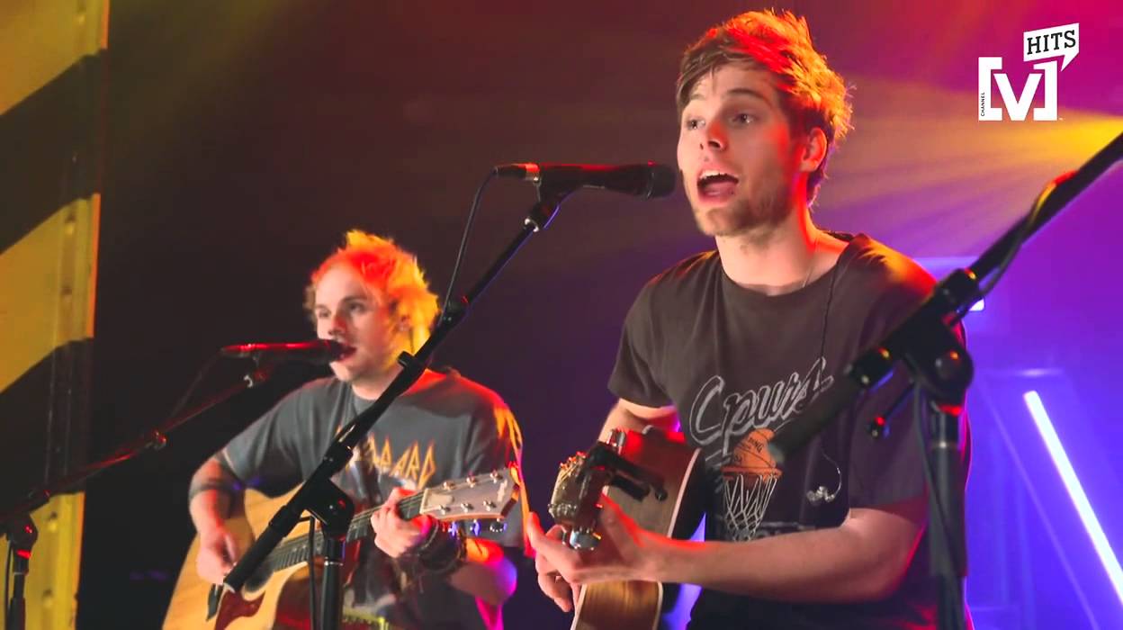 5 Seconds of Summer Live: Stripped & Intimate - She s Kinda Hot