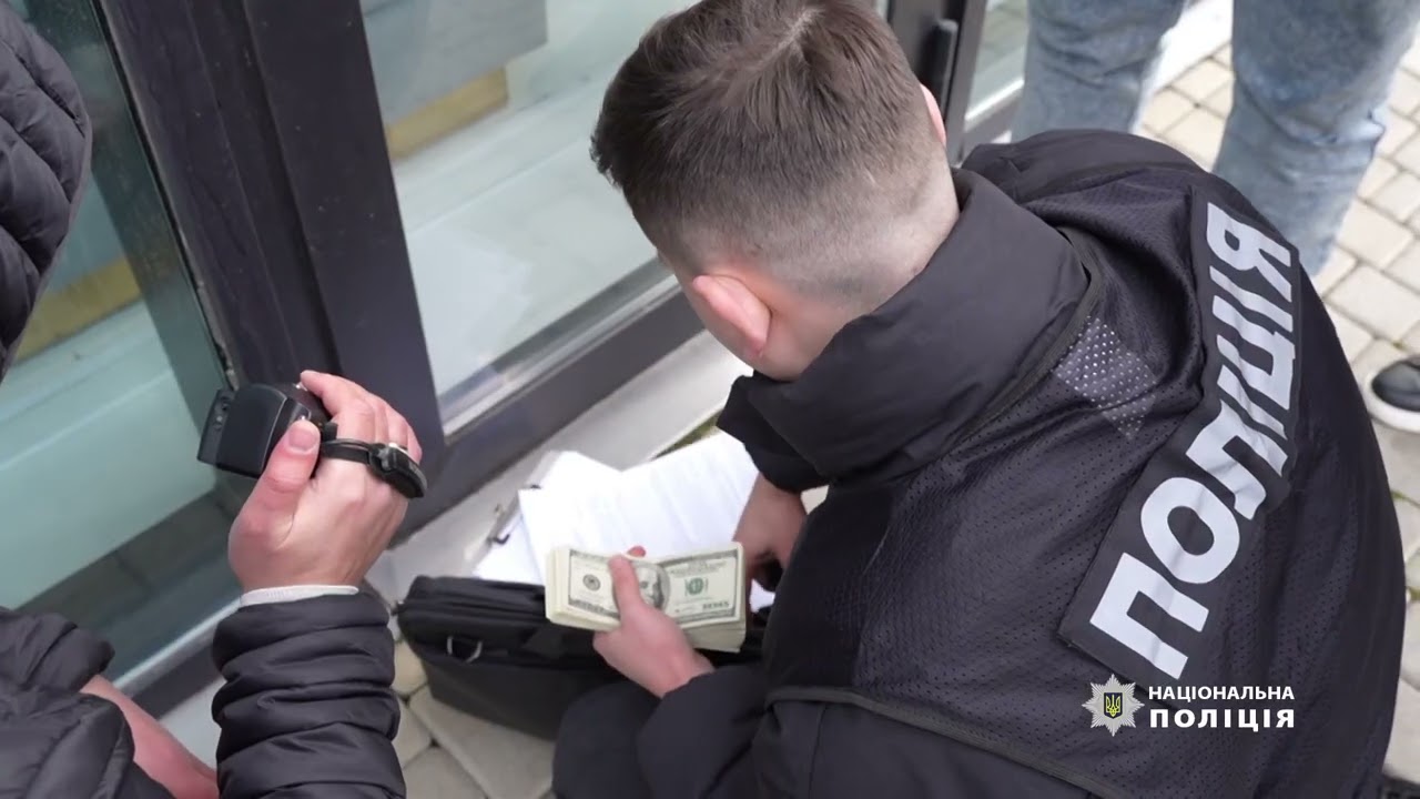 Вимагали шість тисяч доларів: на Одещині затримали двох військовослужбовців за зловживання впливом