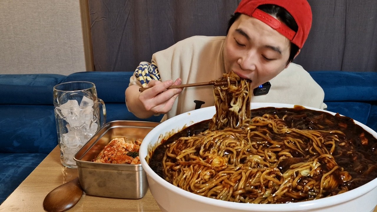 새벽3시에 밥 먹고 디저트로 대왕짜장면 한 그릇 먹는데 10분ㅋㅋㅋㅋ