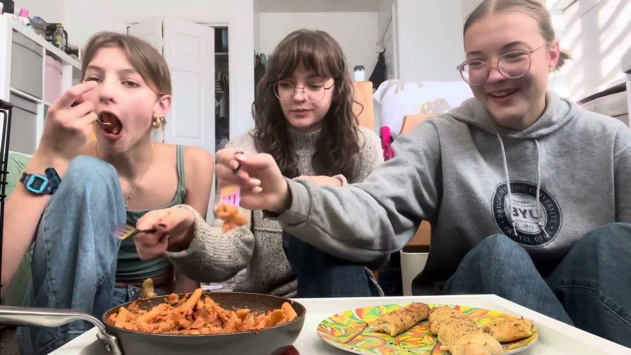 pasta and breadsticks mukbang