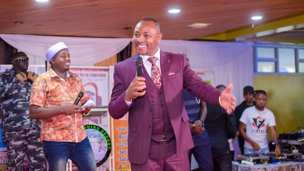 Muthuri wa Wanja Asali Nyoko ya Njeri kuringithia rwimbo kanithaini wa JCM