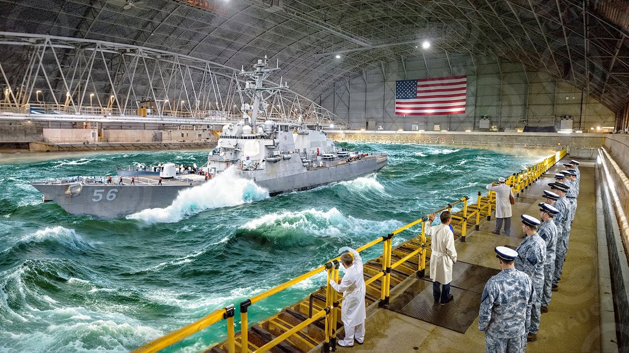 Военно-морские силы испытывают новый корабль на гигантских волнах в самом большом в мире крытом океане